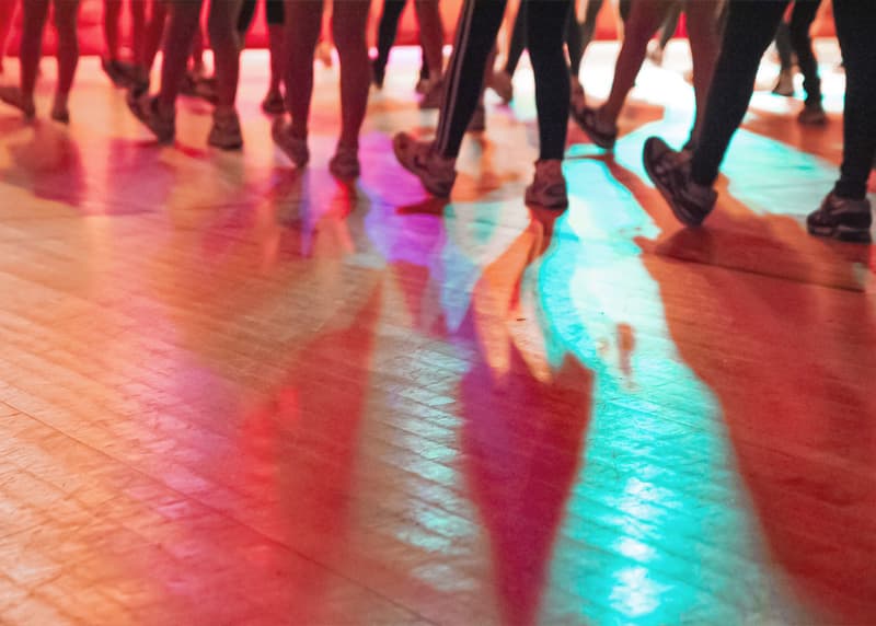 月間8000以上のレッスンが共通で受けられる