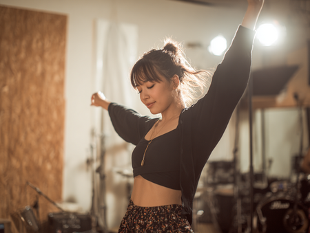 u2933761673_A_young_Japanese_woman_dancing_JAZZFUNK_in_a_stud_8e79119d-c19f-4bc0-a9cd-0c9b75b8dd2a_1.png